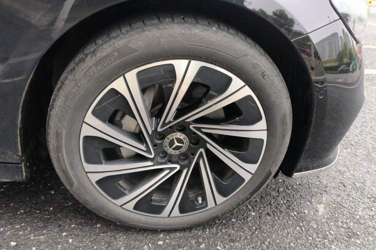 Used Mercedes-Benz E-Class 2024 E 300 L Luxury Model Right Front Wheel Hub