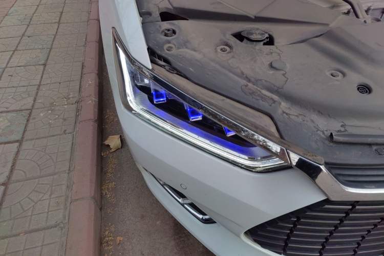 Used BYD Qin Pro New Energy 2019 EV Super Edition High-Power Long-Range Smart-Connected Cutting-Edge Model Right Front Headlight