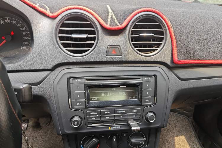 Used Volkswagen Jetta 2015 1.6L Manual Fashion Edition Audio And AC Panel