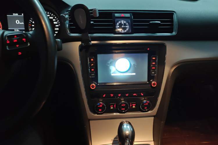 Used Volkswagen Passat 2014 1.8TSI DSG Ultimate Edition Audio And AC Panel