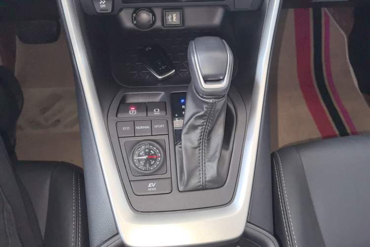 Used Toyota Wildlander 2023 Dual-Motor 2.5L E-CVT Two-Wheel Drive Luxury PLUS Edition Gear Lever