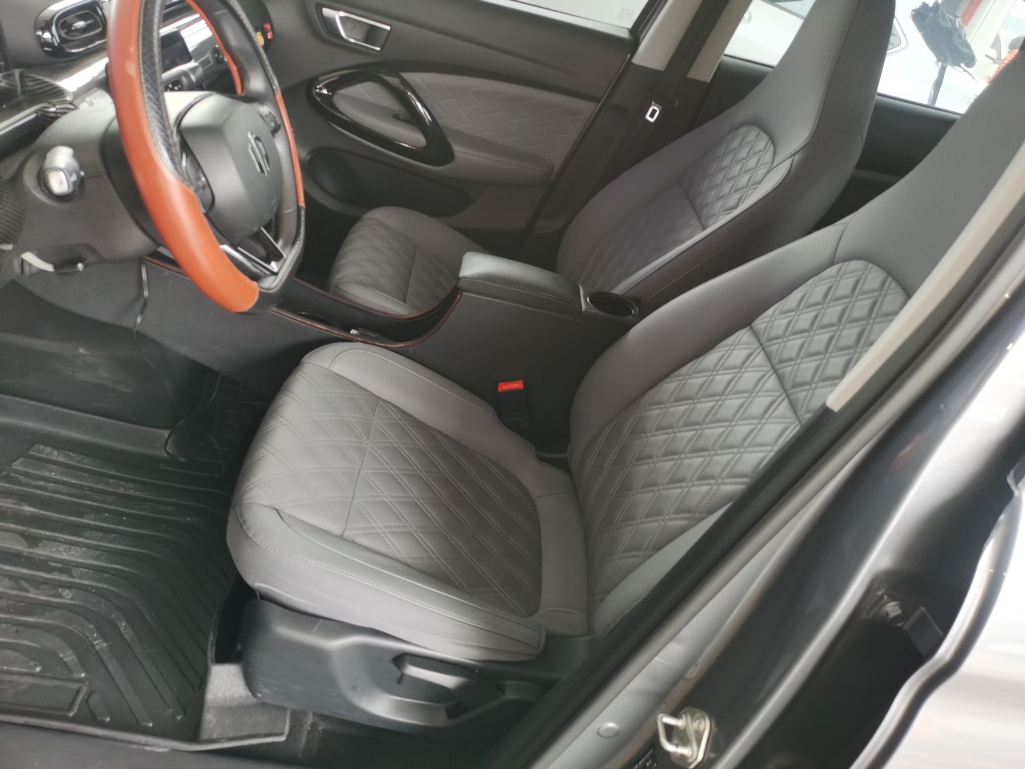 Переднее сиденье в автомобиле