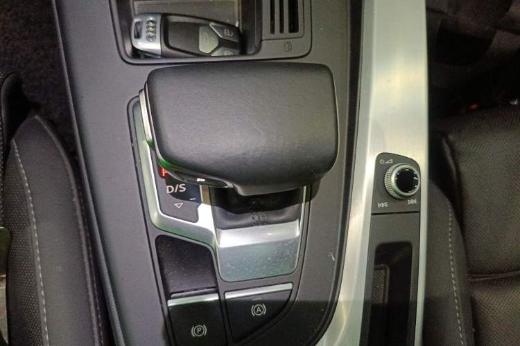 Used Audi A4L 2020 40 TFSI quattro Luxury Dynamic Model Gear Lever