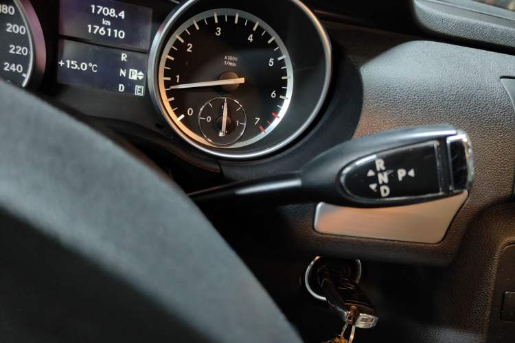 Used Mercedes-Benz R-Class 2014 R 320 4MATIC Business Model