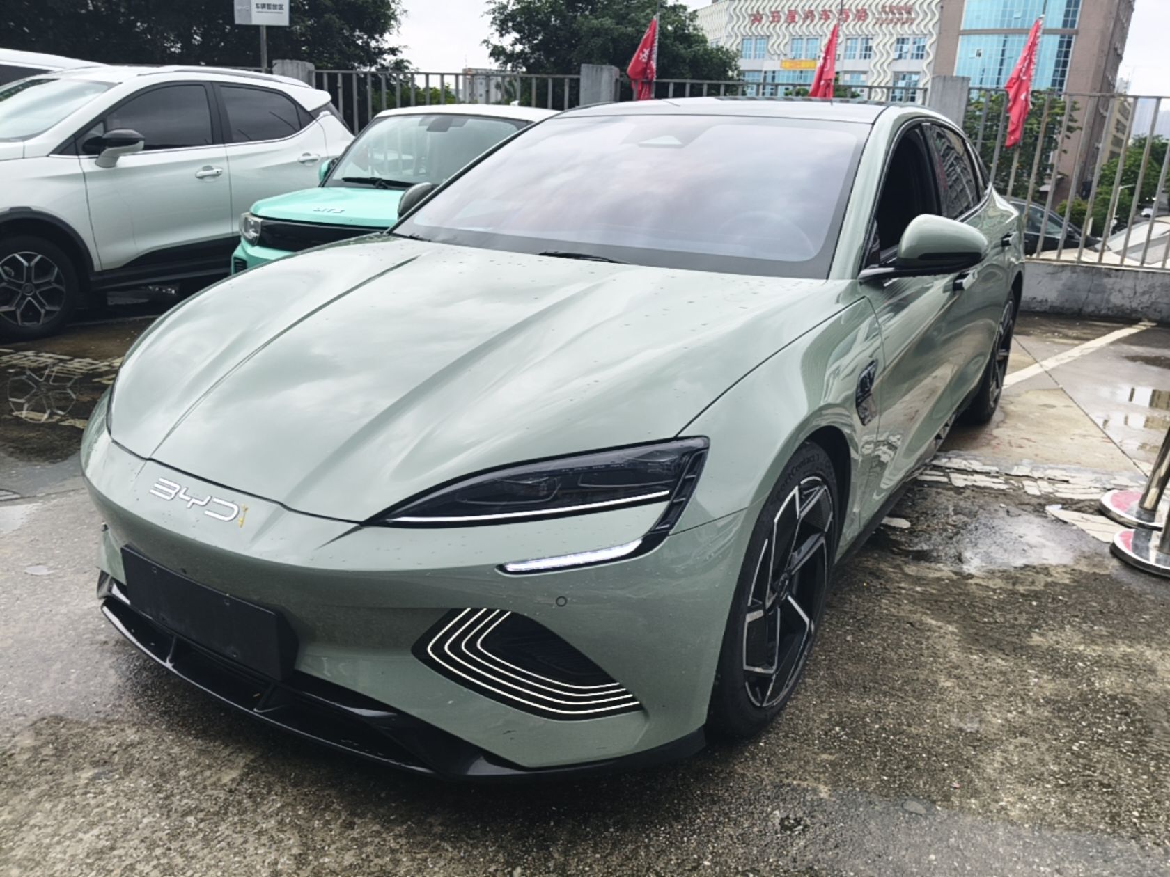 Под передней частью автомобиля