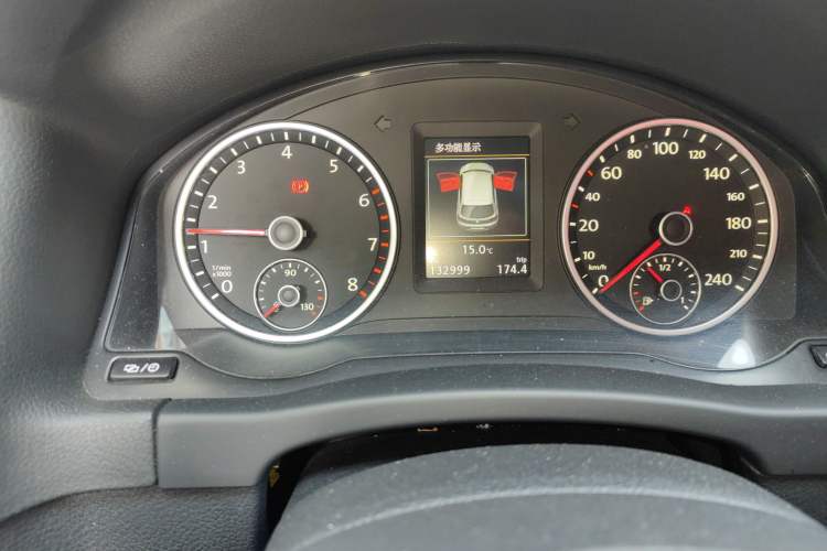 Used Volkswagen Tiguan 2015 1.8TSI Automatic All-Wheel-Drive Luxury Model Odometer Close Up