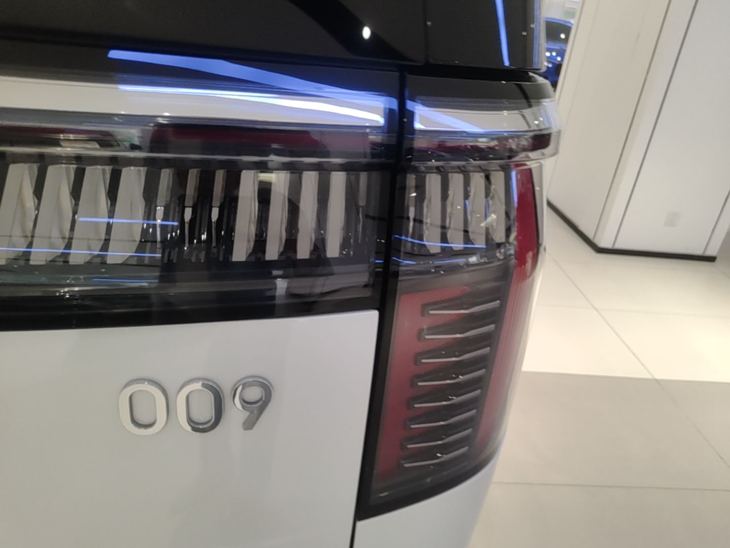 Zeekr 009 2024 Six-Seat Executive Version 4WD 108 kWh — снимка 9