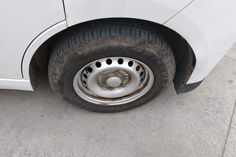 Used Wuling Yangguang 2024 300KM Comfort Version Passenger Van 75kW
