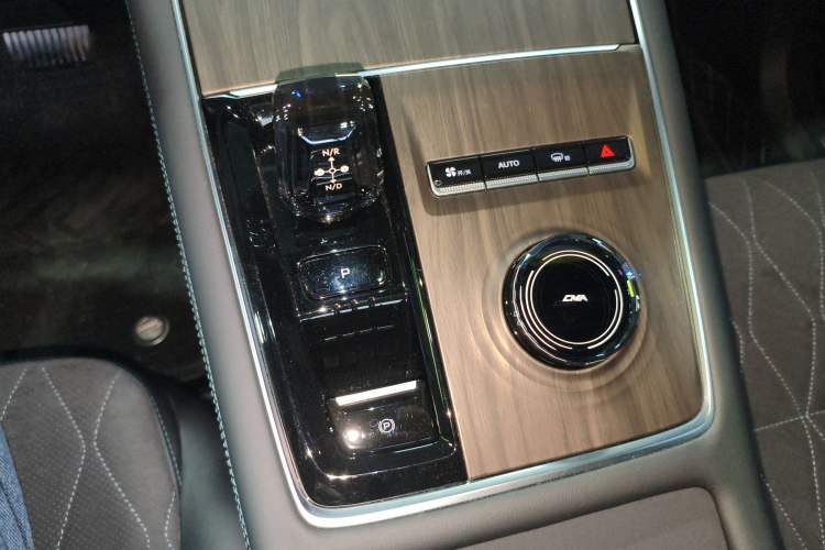 Used Geely Auto Monjaro L 2025 Dongfang Yao 2.0TD Automatic All-Wheel-Drive Wangyue Edition Gear Lever