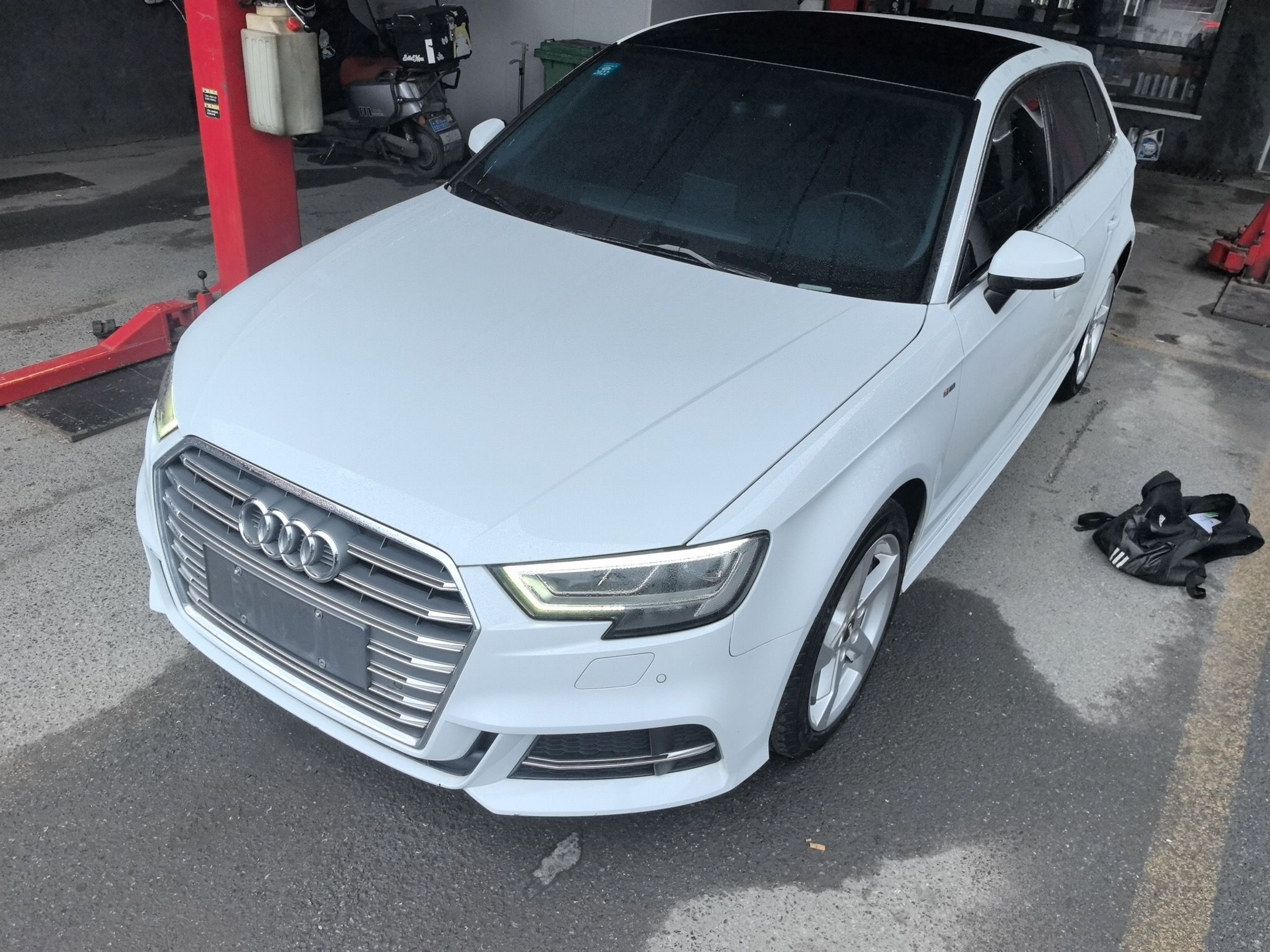 Под передней частью автомобиля