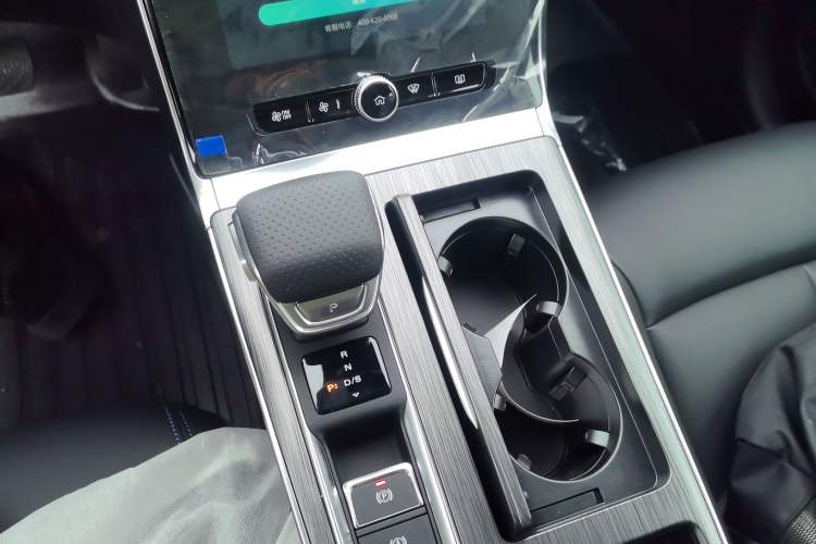 Used Roewe RX5 2025 PLUS 330TGI Automatic Trendsetting Smart Edition Gear Lever