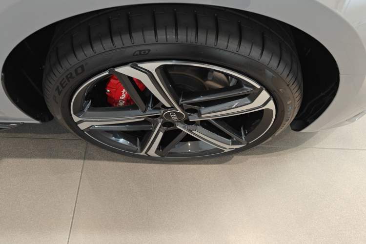 Used Audi A4L 2025 2 Million Units Enjoyment Version 40 TFSI Luxury Dynamic Edition Right Front Wheel Hub