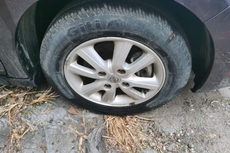 Used Nissan Tiida Sedan 2008 1.6L Manual Fashion Edition Right Front Wheel Hub