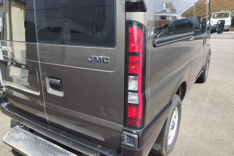 Used JMC Fushun 2025 2.0T 6MT Diesel Short-Wheelbase Mid-Height Commercial Multi-Purpose Passenger Vehicle 5/6 Seats
