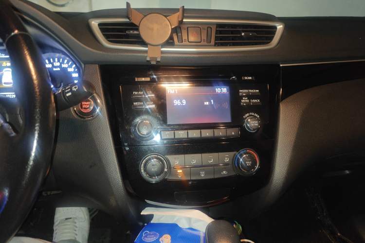 Used Nissan Qashqai 2016 2.0L CVT Luxury Edition Audio And AC Panel