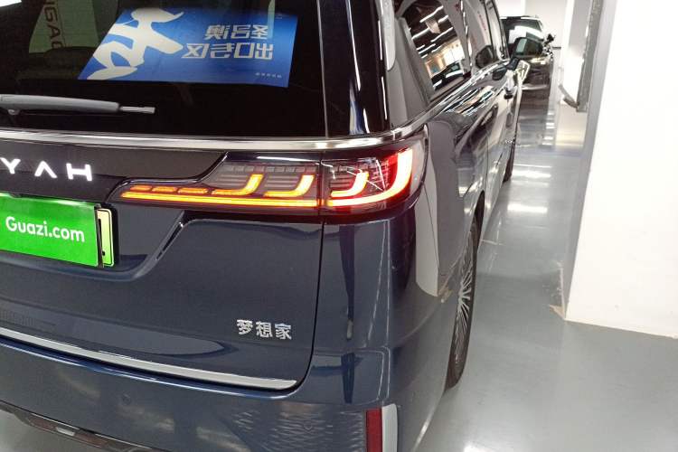 Used VOYAH Dream 2025 PHEV Four-Wheel-Drive Flagship Kunpeng Edition Right Rear Taillight