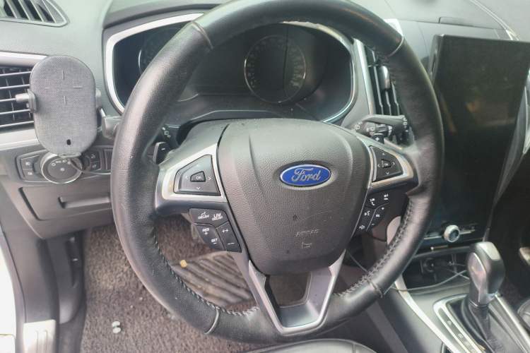 Used Ford Edge 2015 2.0T GTDi Two-Wheel-Drive High-Line Version Steering Wheel