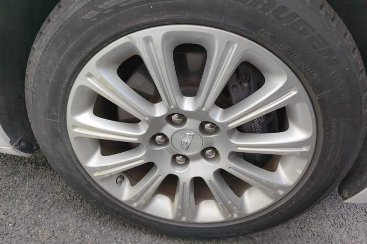 Used Cadillac XTS 2016 28T Elite Edition Right Front Wheel Hub