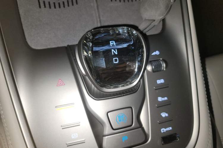 Used Denza N8 2023 Four-Wheel Drive Ultra-Hybrid Flagship Seven-Seater Version
