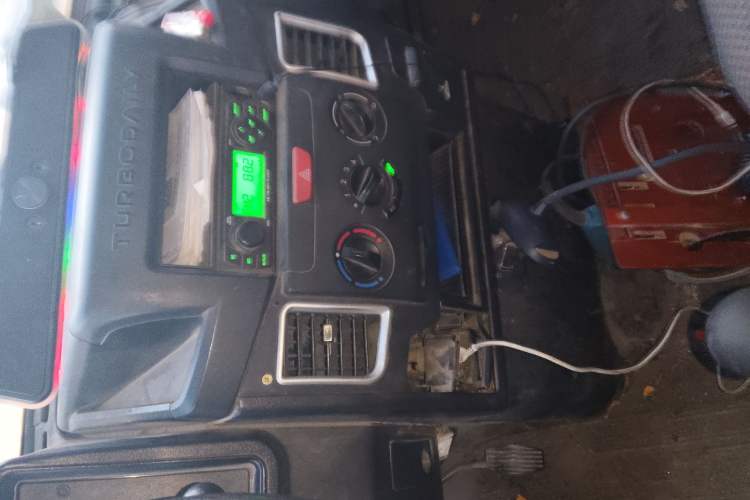 Used Iveco Daily 2020 2.5T A35 Passenger Van Single-Tire Mid-Roof Design 5-9 Seats China VI Emission Standard
