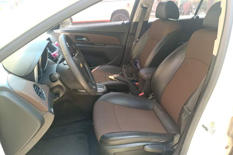 Used Chevrolet Cruze 2015 Hatchback 1.6L Automatic Comfort Edition Left Front Seat