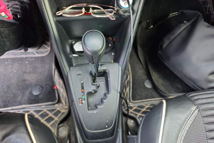Used Toyota YARiS L Zhi Xuan 2016 Revised 1.5E CVT Charming Edition Gear Lever