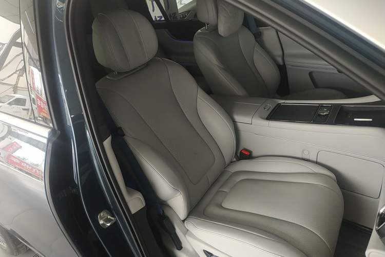 Used Hima AITO M9 2024 Range-Extended Ultra Version 42 kWh 6-Seater Model Right Front Seat