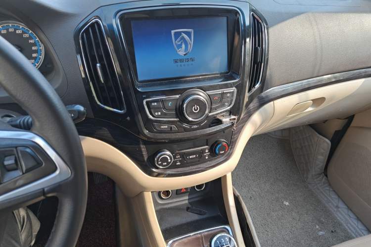 Used Baojun 730 2014 1.5L manual luxury trim 7 seats Audio And AC Panel