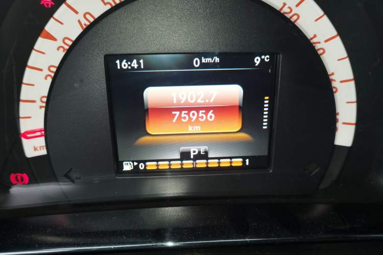 Used smart forfour 2016 1.0L 52 kW Passion Edition Odometer Close Up