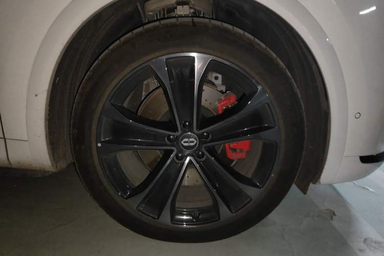 Used Hima AITO M8 2025 Extended-Range Ultra Version 53.4 kWh 5-Seater Edition Right Front Wheel Hub