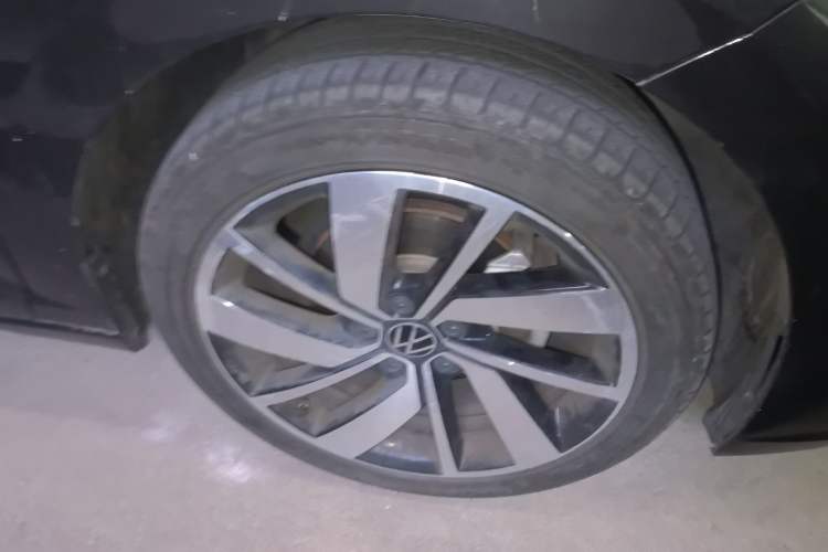Used Volkswagen Sagitar 2023 300TSI DSG Excellence Edition Right Front Wheel Hub