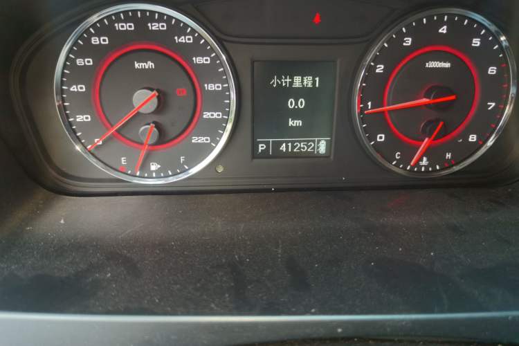 Used SAIC MAXUS G10 2016 2.0T Automatic Luxury Executive Edition Odometer Close Up