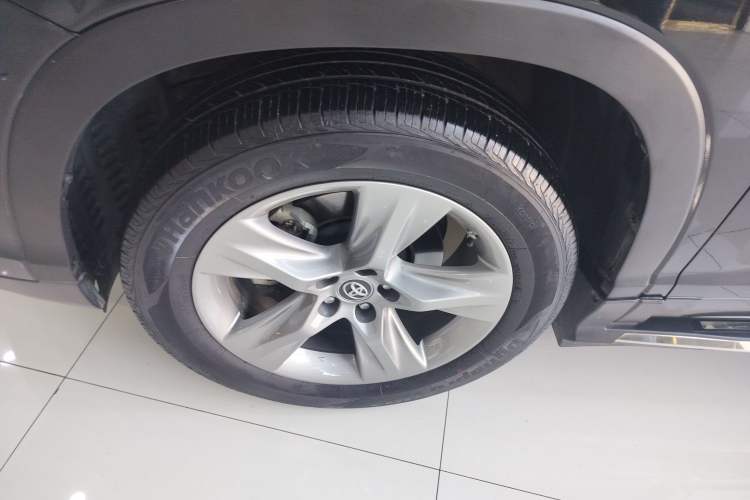 Used Toyota Highlander 2018 2.0T Four-Wheel Drive Luxury Version 7 Seats China VI Standard Left Front Wheel Hub