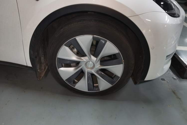 Used Tesla Model Y 2021 Standard Range Rear-Wheel Drive Version Right Front Wheel Hub