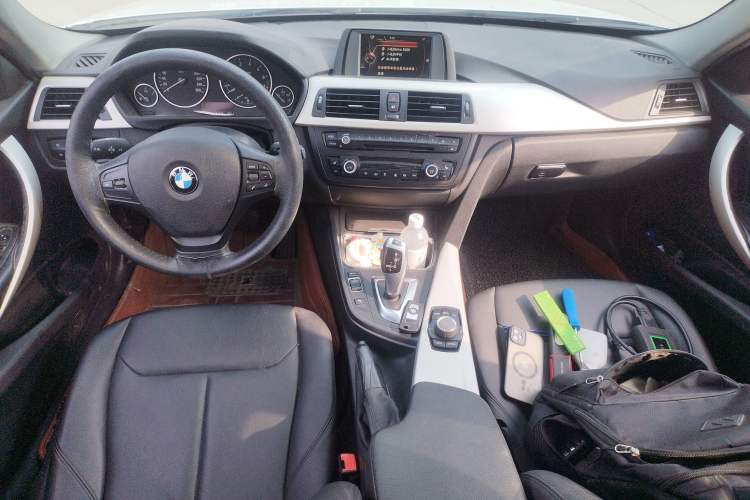 Used BMW 3 Series 2015 320i Luxury Line Stylish Edition Center Console