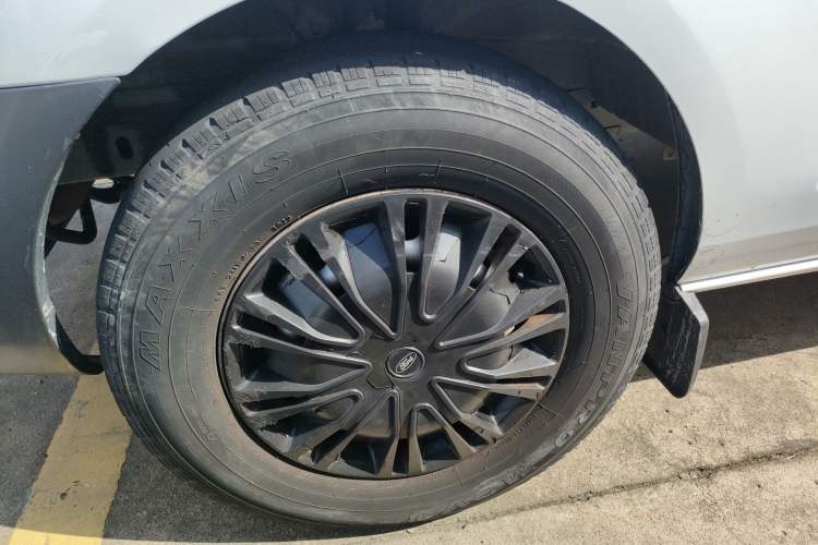 Used Ford Transit 2020 2.0T Diesel Multi-Function Commercial Vehicle Mid-Chassis Low-Roof Design with Dual Rear Doors Meeting China VI Emission Standards