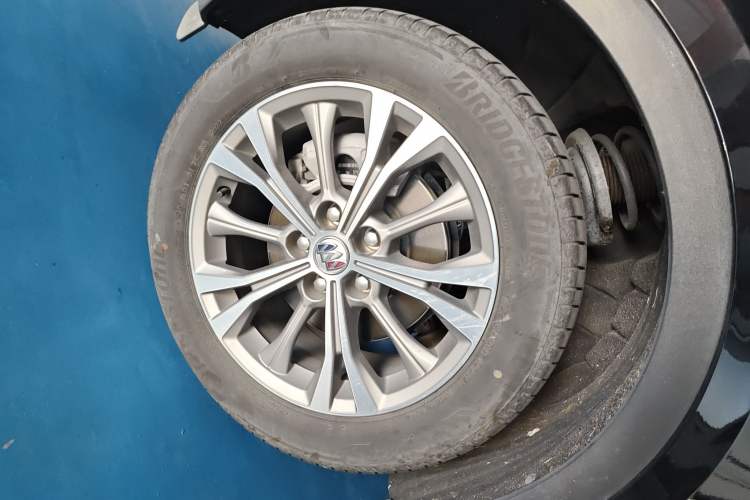 Used Buick Envision 2022 Encore Plus 652T Five-Seat Luxury Model Left Front Wheel Hub