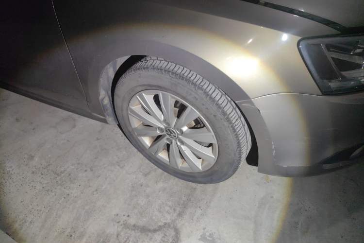 Used Volkswagen Sagitar 2014 1.6L Automatic Comfort Model Right Front Wheel Hub