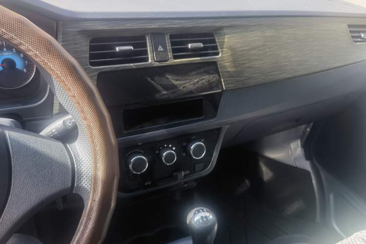 Used Jinbei Hiace X30 2024 1.5L Champion Edition Passenger Vehicle 5/6/7 Seats Audio And AC Panel