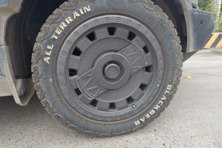 Used JETOUR Traveler 2024 2.0T All-Wheel-Drive Silver Dragon Wings Right Front Wheel Hub