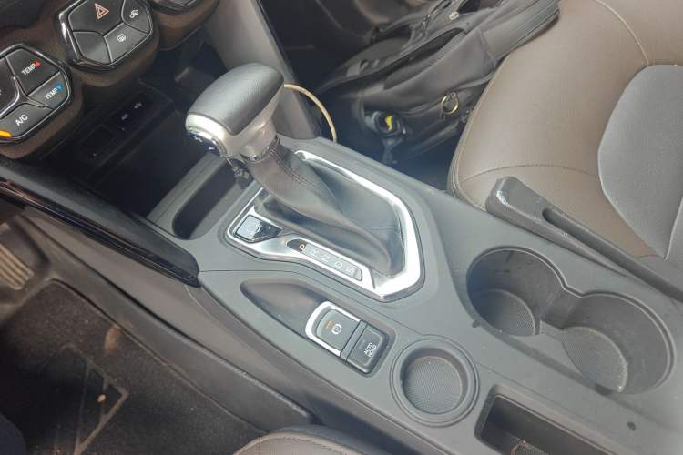 Used GAC Trumpchi GS4 2017 235T Automatic Two-Wheel Drive Elite Edition Gear Lever