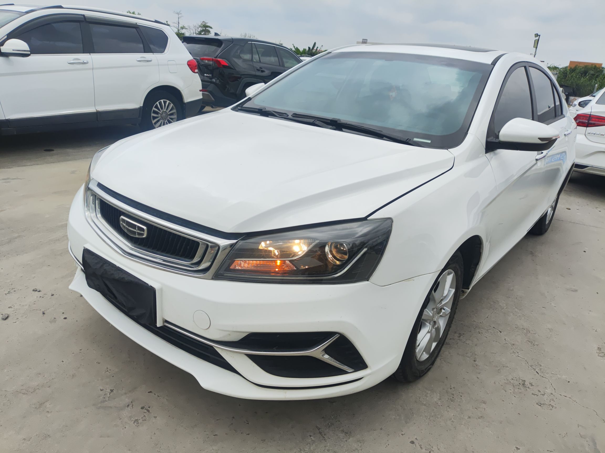 تحت مقدمة السيارة