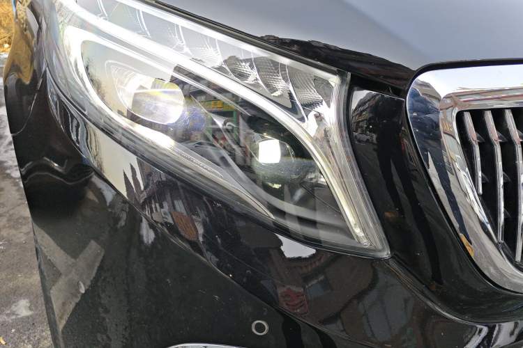 Used Mercedes-Benz V-Class 2021 V 260 Avantgarde Edition Right Front Headlight