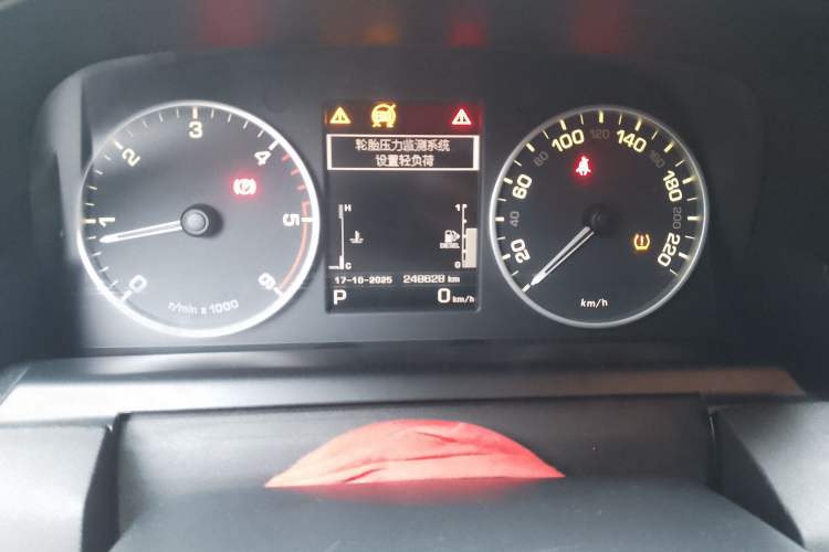 Used Land Rover Discovery 2015 3.0 SDV6 HSE Diesel Version Odometer Close Up