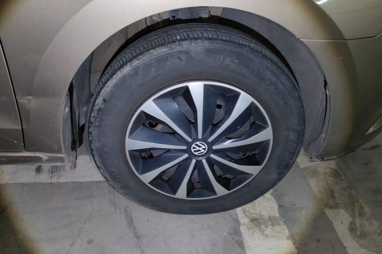 Used Volkswagen Jetta 2013 1.6L Automatic Fashion Model Right Front Wheel Hub