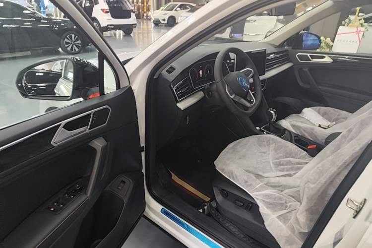 Used Volkswagen Tiguan L 2025 Model, Outstanding Version, 300TSI Automatic Two-Wheel Drive Longteng Edition
