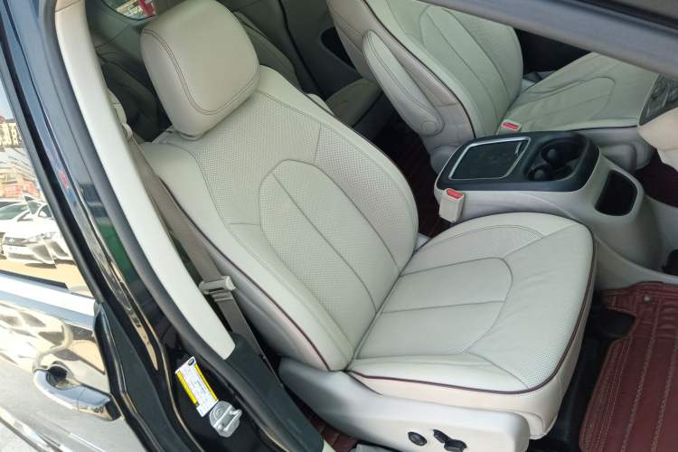 Used Chrysler Grand Voyager 2017 3.6L Premium Edition