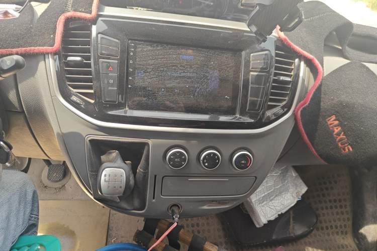 Used SAIC MAXUS Xintu V80 2019 2.5T Classic Version 6-Speed Manual – Aoyuntong Modified Long Wheelbase Mid-Height 7-Seater