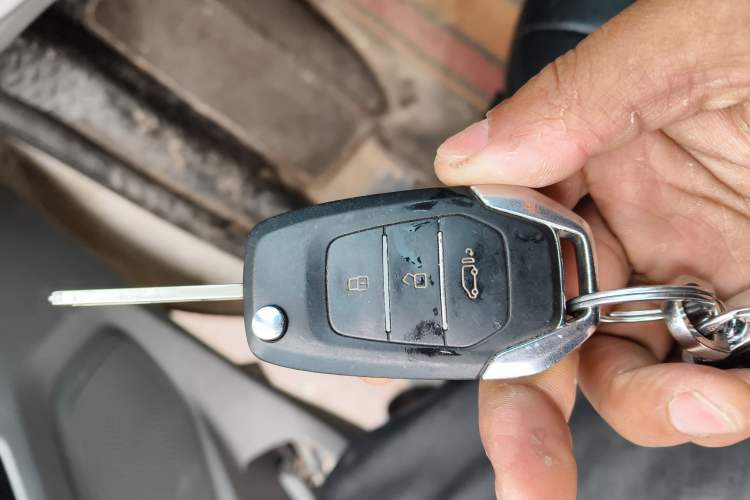 Used SAIC MAXUS Xintu V90 2022 2.0T Manual VAN Rear-Drive Extended Wheelbase High Roof with Dual Rear Tires 3-Seater
