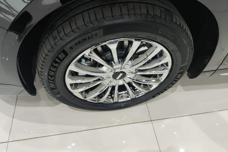 Used Wey Gaoshan 2025 Four-Wheel Drive Alpine 8 Left Front Wheel Hub